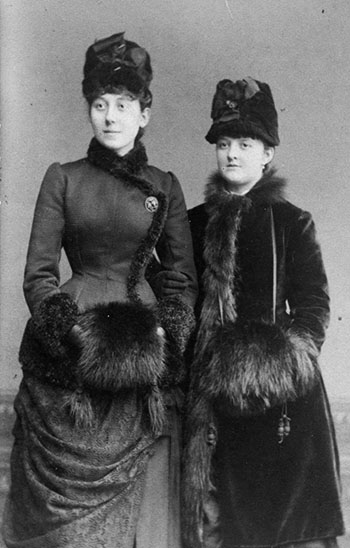To yderst elegante damer fra Randers iført den nyeste meget kropsnære mode fra slutningen af 1880’erne.