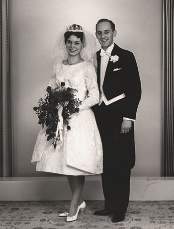 Sparekasseassistent Birte Hansen blev i 1962 gift i Randers med sin kollega Carl Ramsing. Brudekjolen i brokadestof blev købt for 300 kr. i Randers, og festen blev holdt på Højskolehotellet i Randers. Parret fik senere to sønner. 