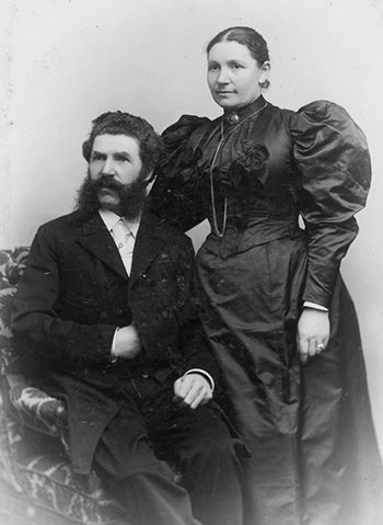 Handskemager Theodor Mogensen og hustru Andrea Carolina Mogensen fotograferet i Randers i 1890’erne. Som tidens klunkehjem var kvinden svøbt i stof fra hals til fod. 1890’ernes tækkelige kjole var højhalset og med ærmer, der havde et betydeligt omfang.