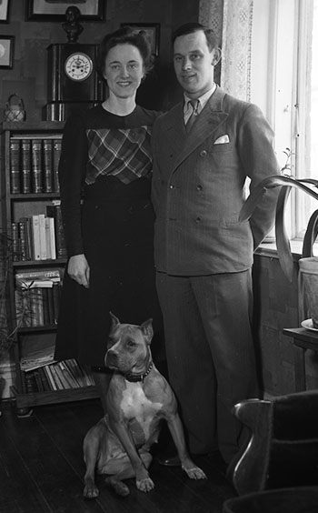 Forvalter C.B. Nielsen og hustru på besøg i Randers i 1943. Knaphed på stof under Anden Verdenskrig resulterede i en mode, hvor kjolerne var syet af flere forskellige stoffer. Hr. Nielsen er afslappet klædt med en skjorte med fastsyet flip og manchetter, en mode der blev moderne i 1930’erne.